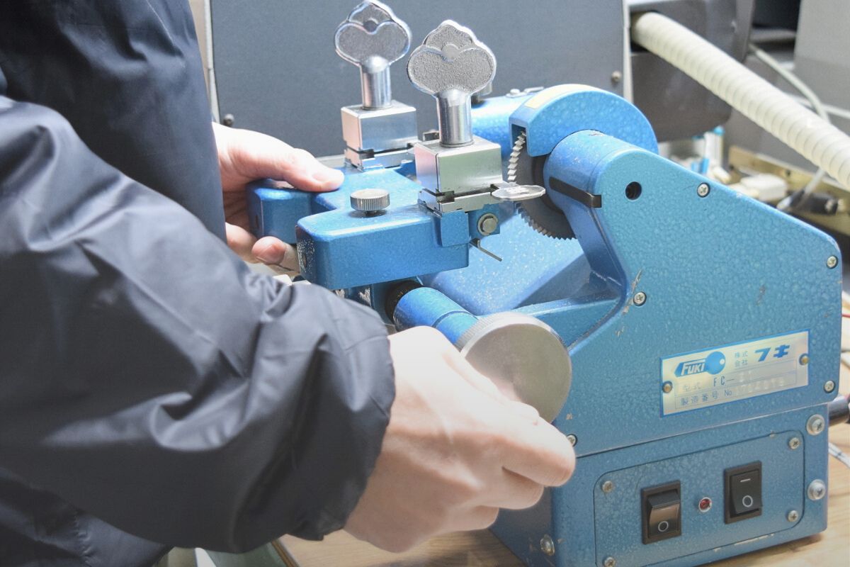 大村市で合鍵作製を行うUniZakの作業風景